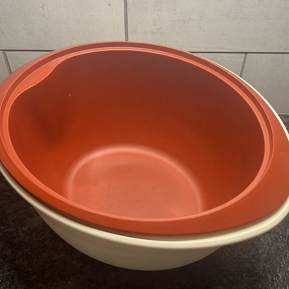 Heat Serve N Store insulated Tupperware Bowl. Vintage. Believed to be new